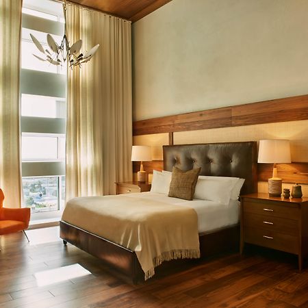 노틸러스 바이 알로 호텔 마이애미 비치 외부 사진 A bedroom at the Four Seasons Hotel