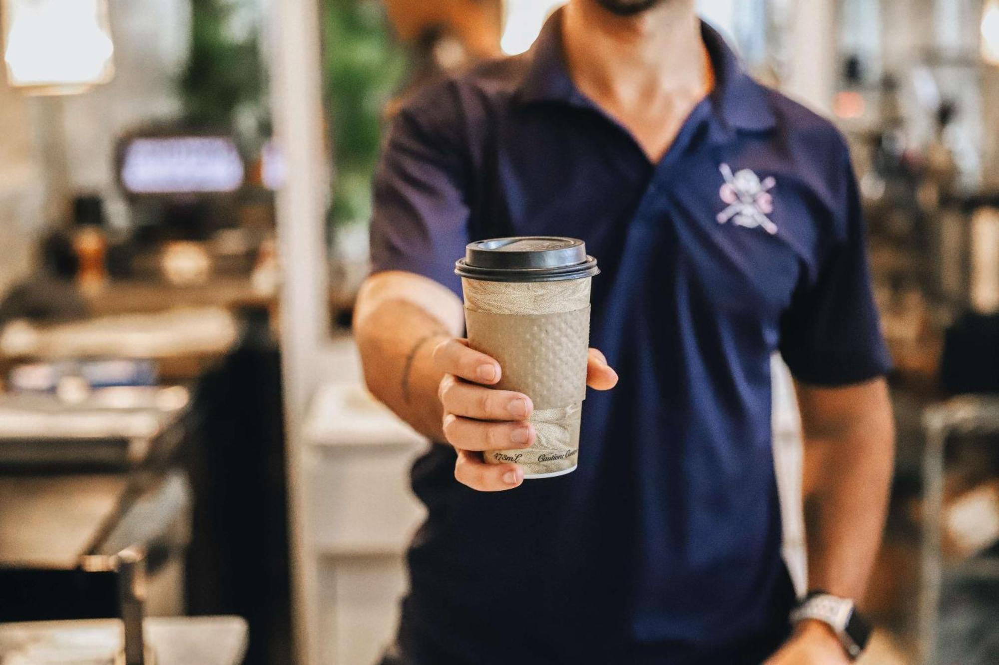 노틸러스 바이 알로 호텔 마이애미 비치 외부 사진 A barista serving a coffee
