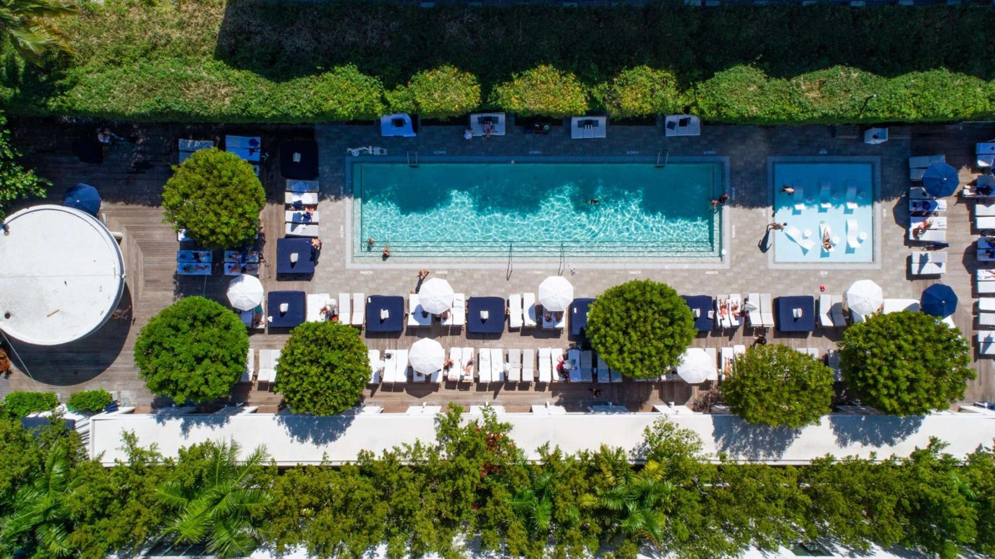 노틸러스 바이 알로 호텔 마이애미 비치 외부 사진 Aerial view of the pool at the Beverly Hills Hotel