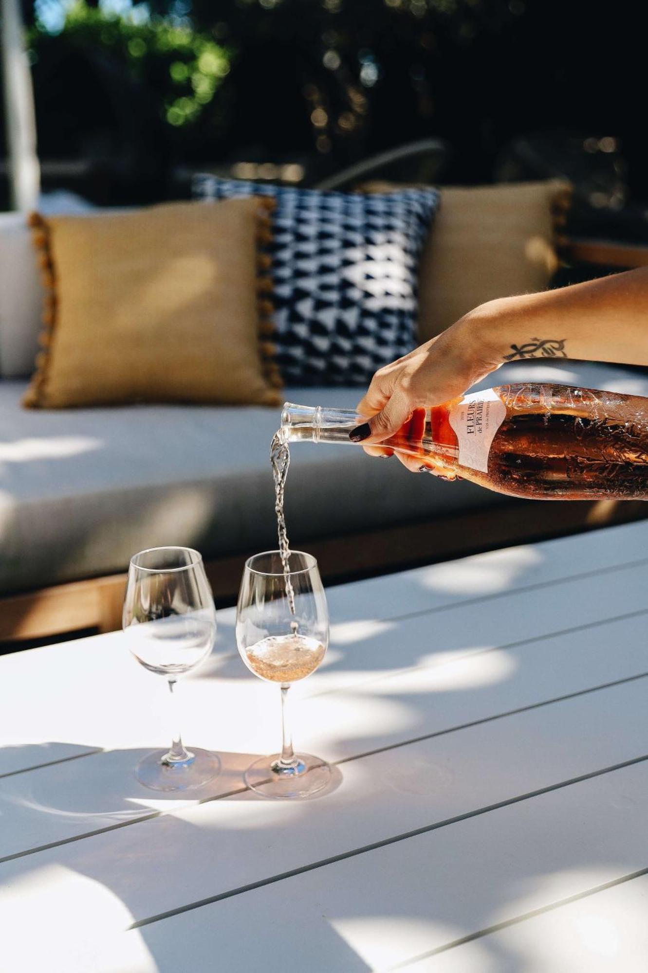 노틸러스 바이 알로 호텔 마이애미 비치 외부 사진 Wine being poured