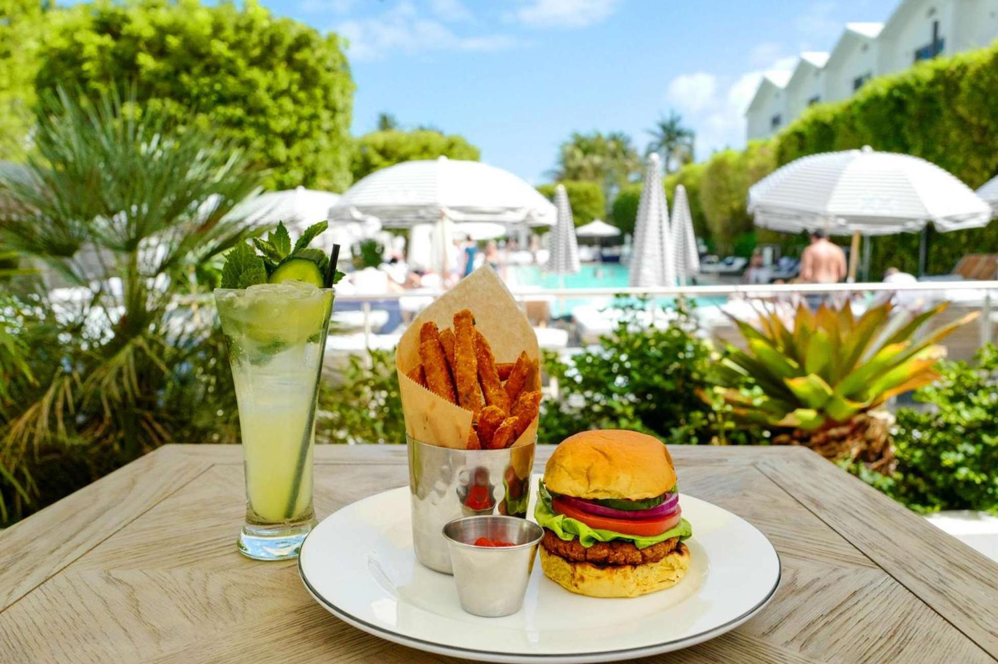 노틸러스 바이 알로 호텔 마이애미 비치 외부 사진 A vegan burger at the Fontainebleau Hotel in Miami Beach, Florida